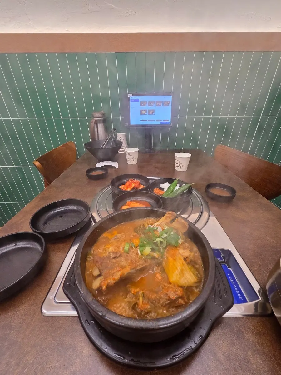 소스에 찍은 뼈고기