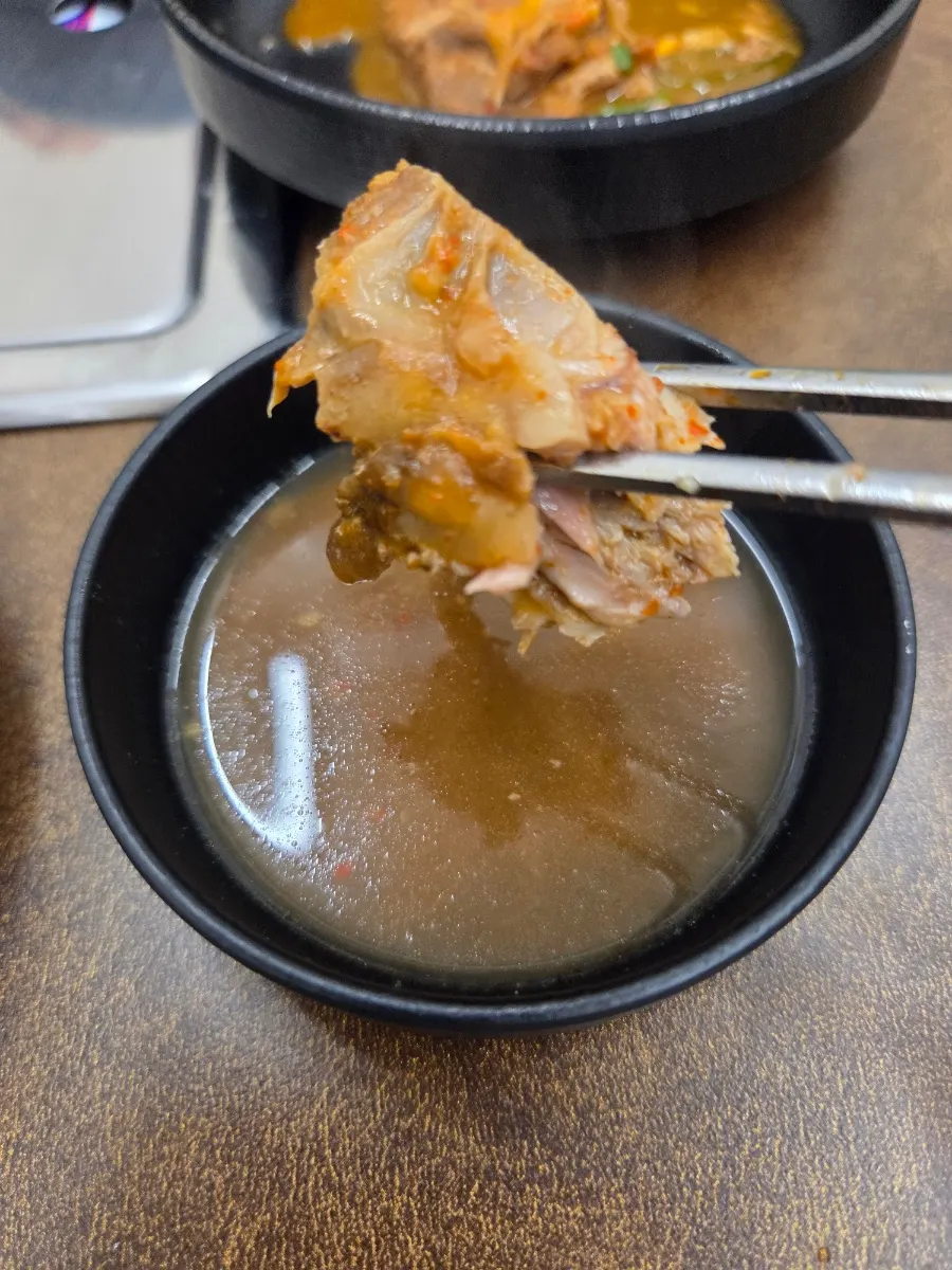 얼큰한 빨간 해장국 국물