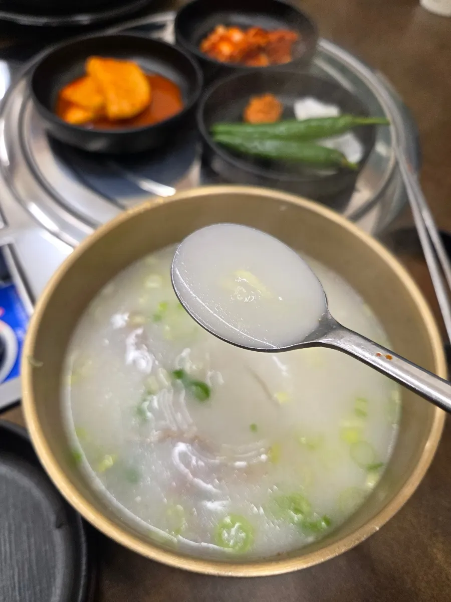 대파를 올린 뽀얀 설렁탕 국물