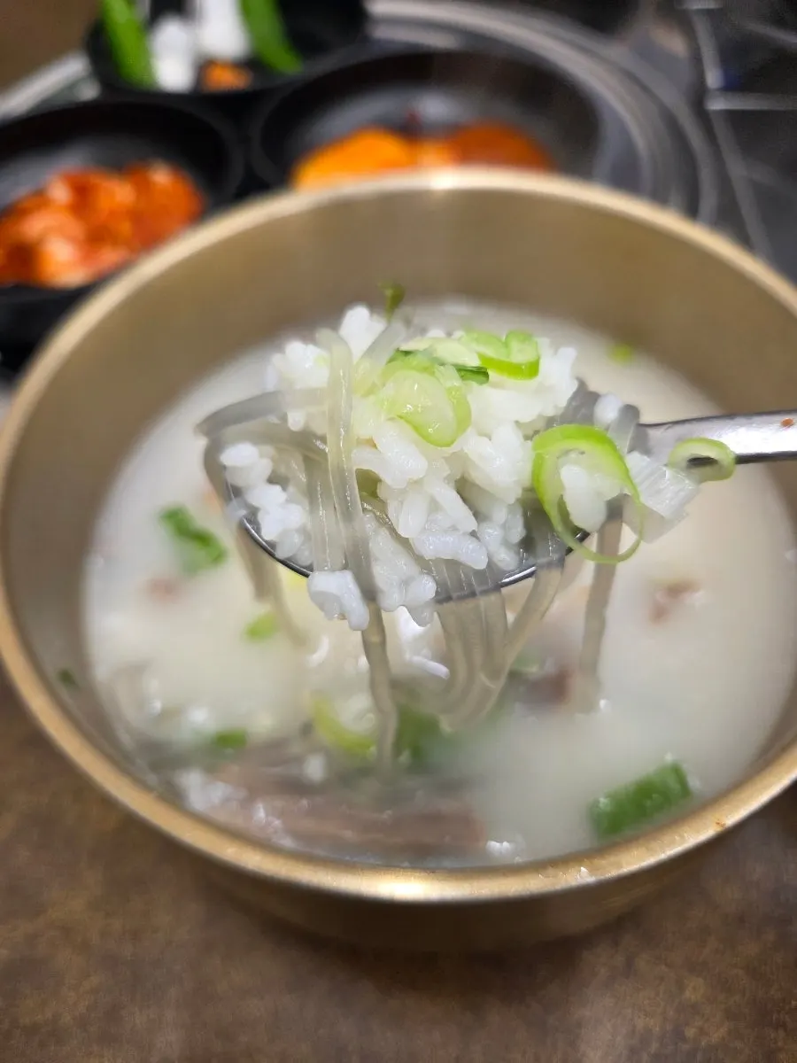 당면과 밥을 만 설렁탕 한 숟가락