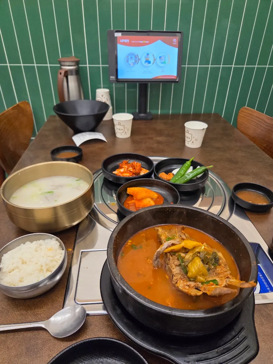 해장국과 설렁탕으로 차린 한 끼 상차림