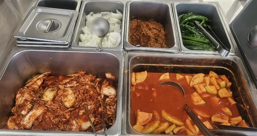 Kimchi and kkakdugi plated from the self-serve bar