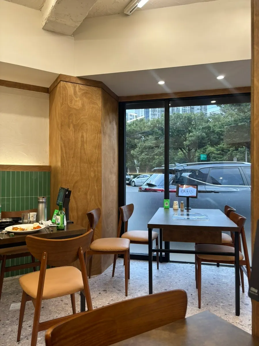 View of the dining hall at Samsol Gamjatang