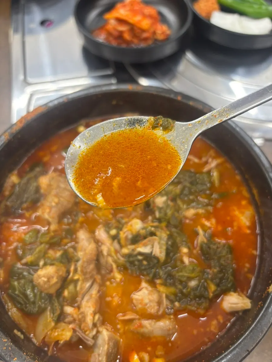Sharp red broth eaten together with rice