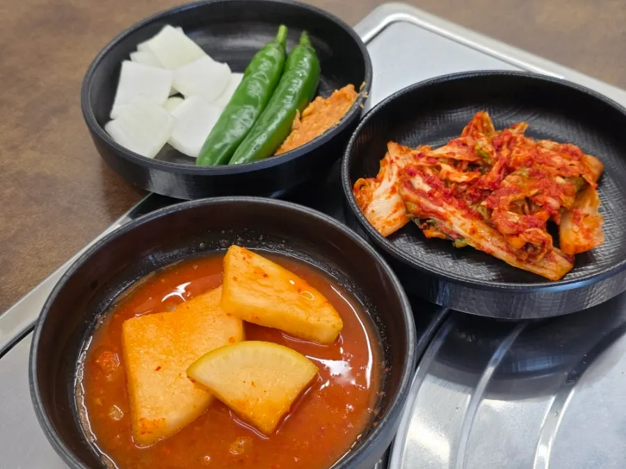 밑반찬과 앞접시가 놓인 기본 상차림