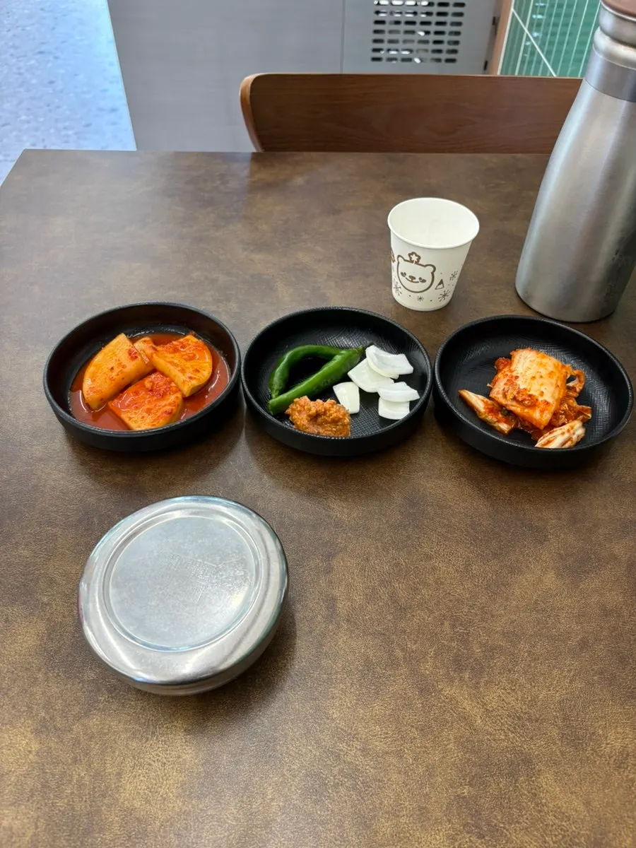 깍두기 김치 고추 양파 쌈장소스 반찬 세팅