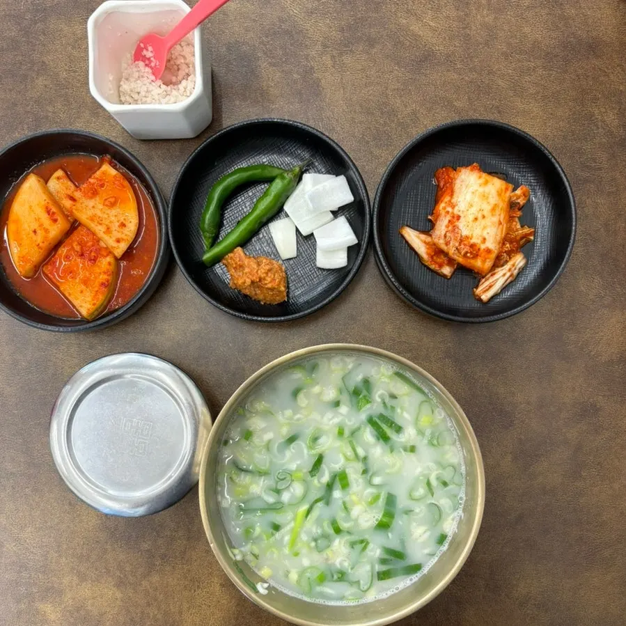 상차림과 함께 나온 뜨끈한 설렁탕 한 상