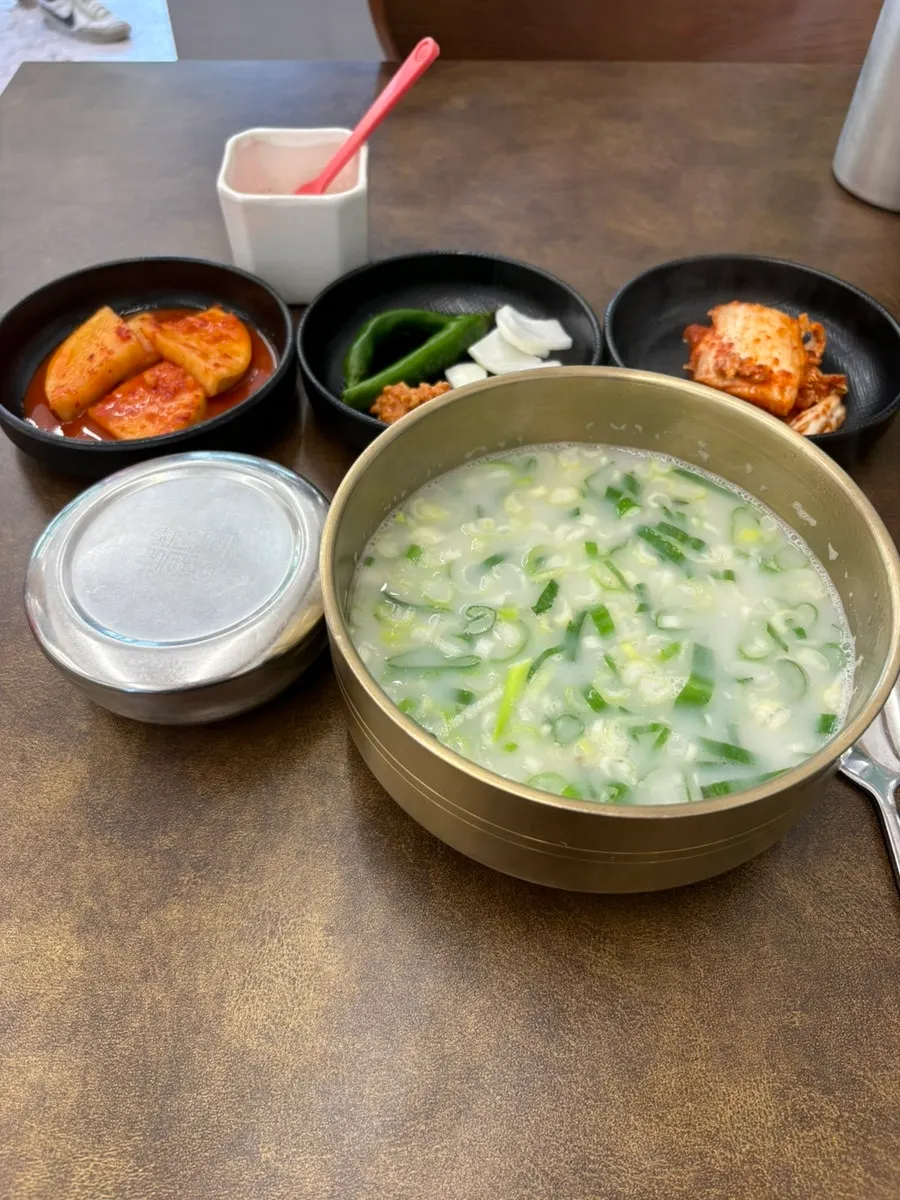 큰 그릇에 담긴 뽀얀 국물 설렁탕