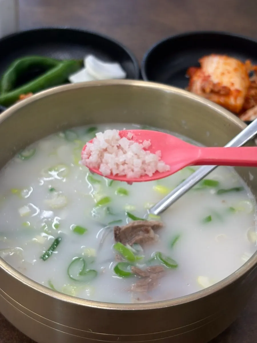 설렁탕에 소금으로 간을 하는 모습