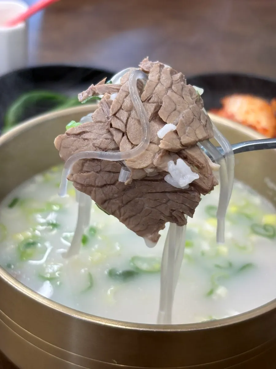설렁탕 속 부드러운 고기와 소면