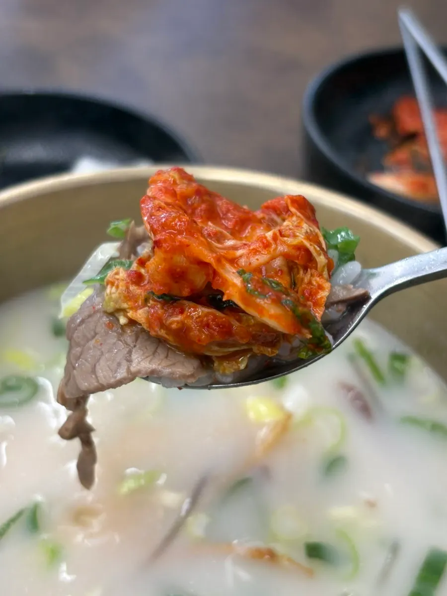 설렁탕 밥숟가락 위에 올린 김치