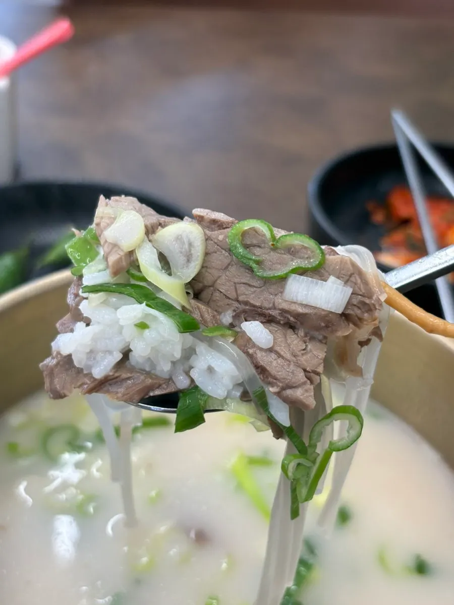 아삭한 깍두기와 감칠맛 나는 김치 반찬