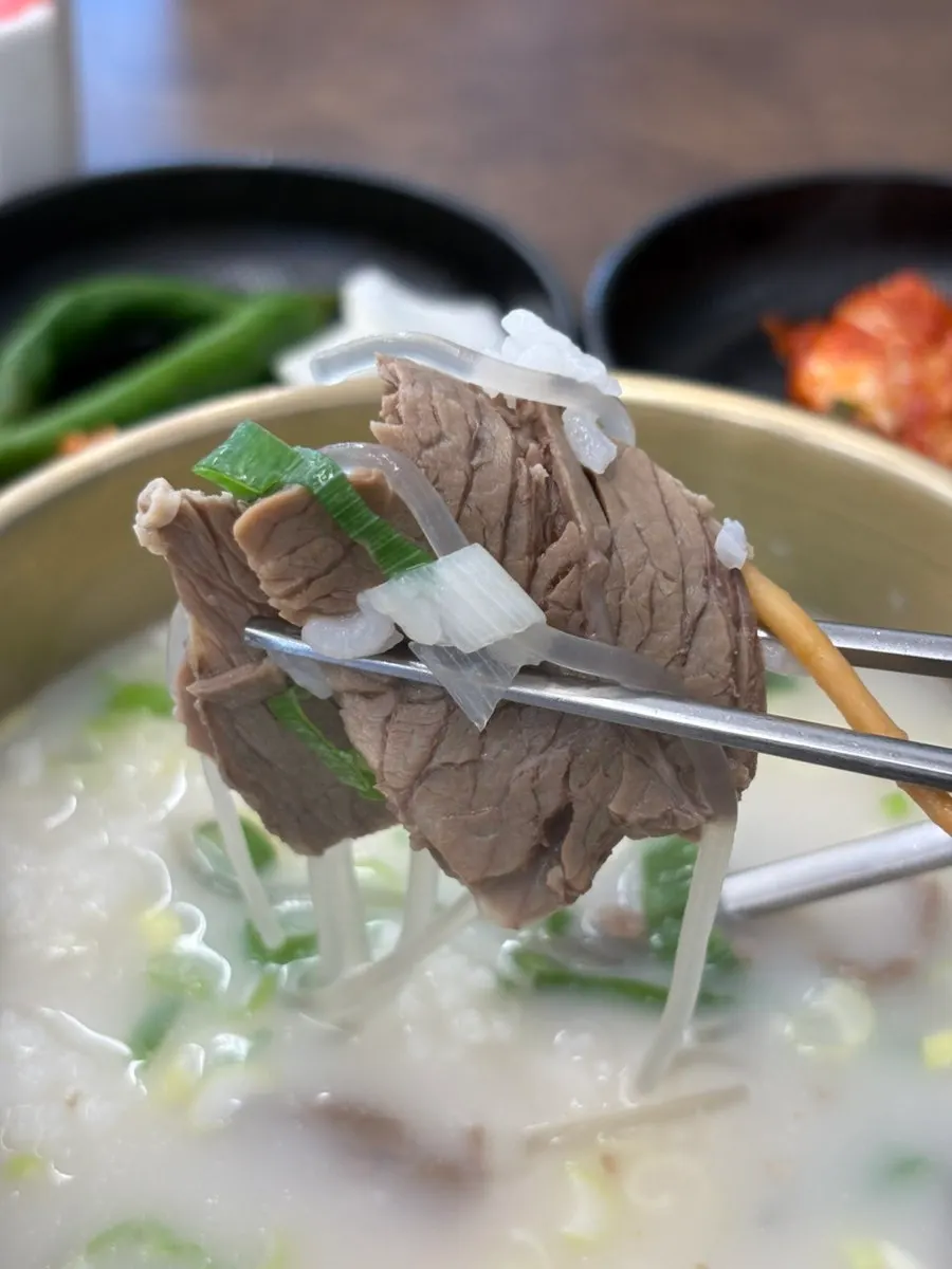 거의 비운 설렁탕 그릇