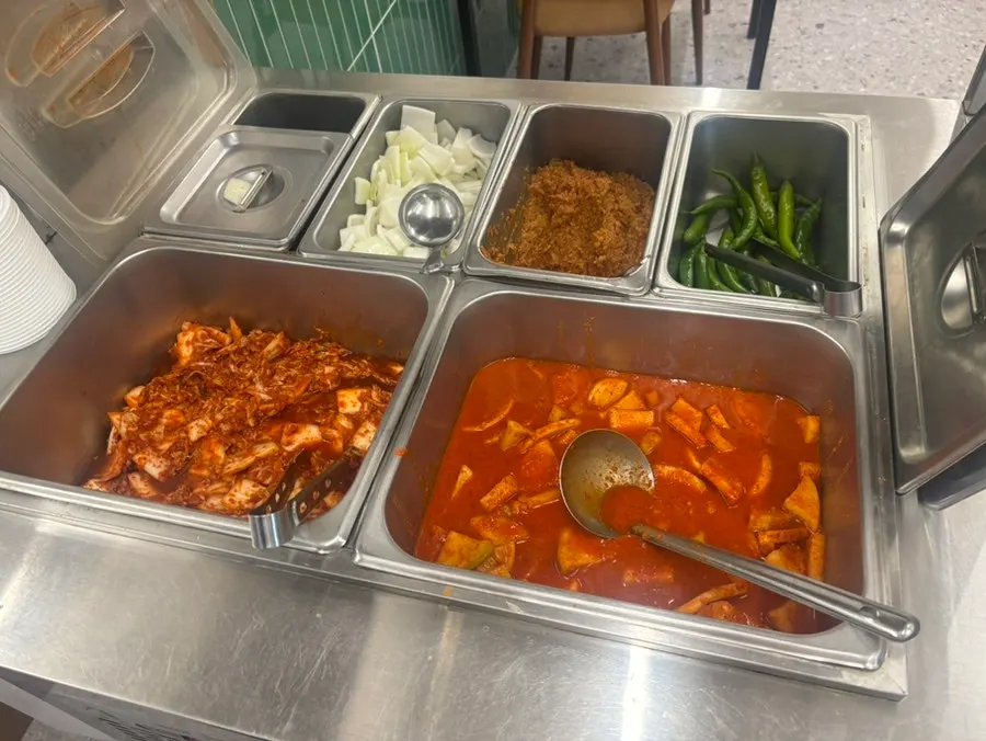 무한리필 가능한 셀프바 반찬과 그릇
