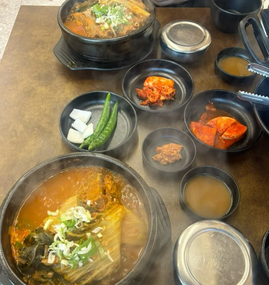 석박지를 담아온 접시