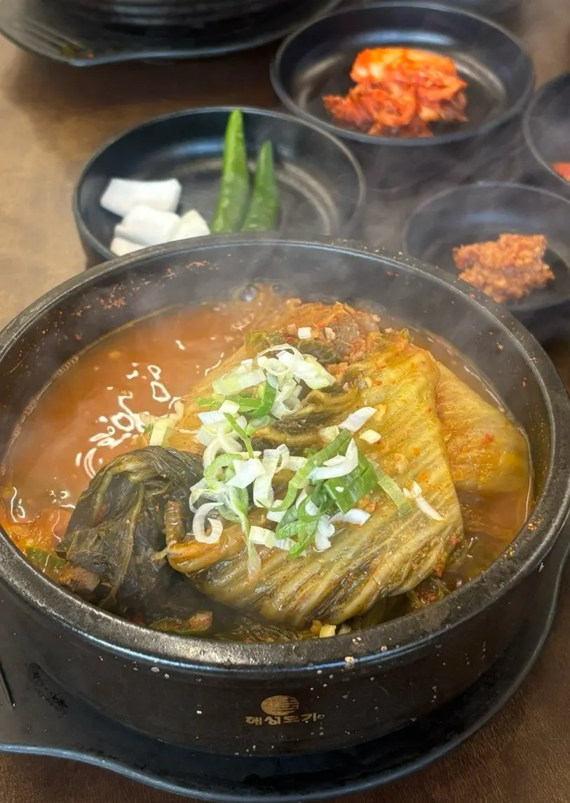 뚝배기에 담겨 나온 우거지뼈해장국