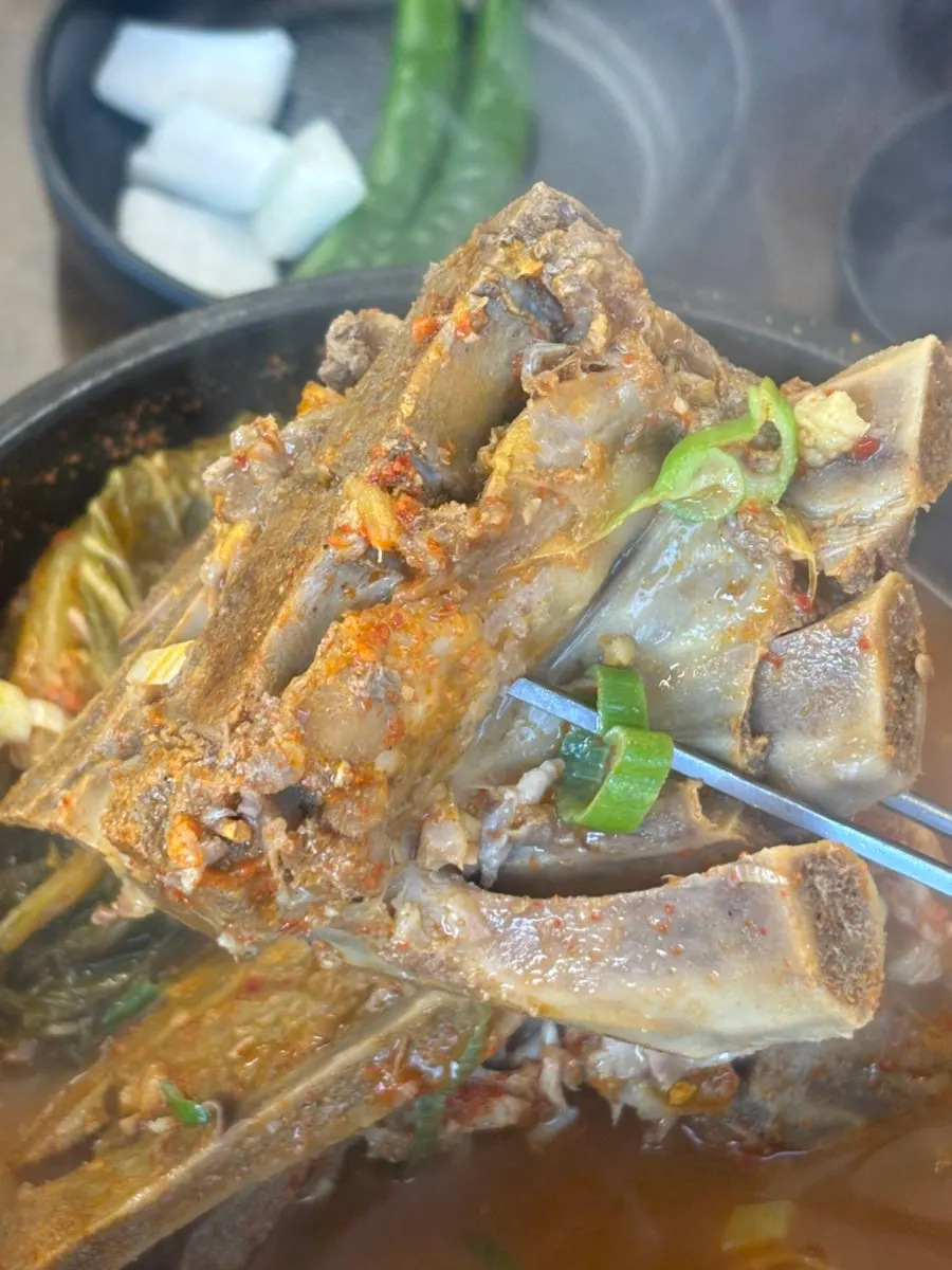 푹 익은 우거지를 집어 올린 모습