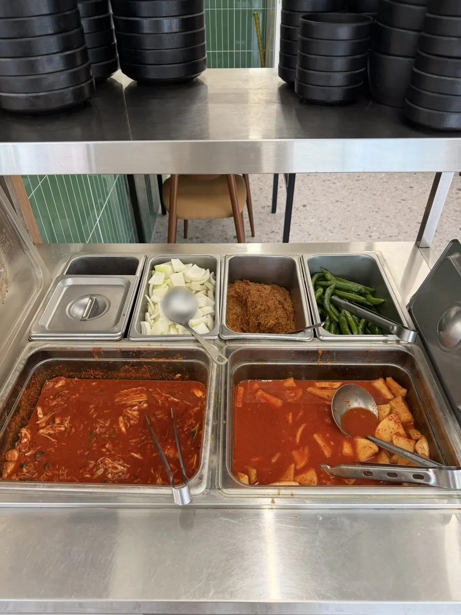 수저와 앞치마가 놓인 테이블