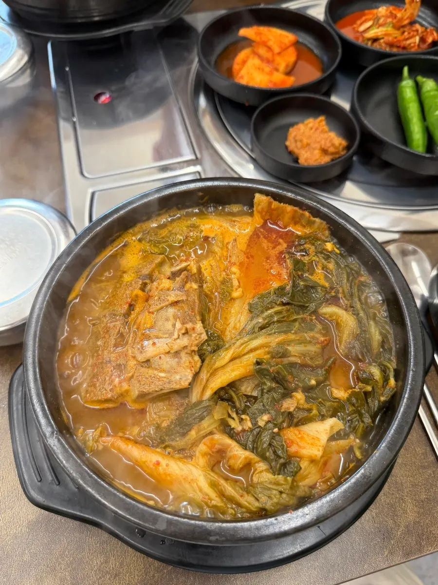 뚝배기에 끓는 우거지뼈해장국