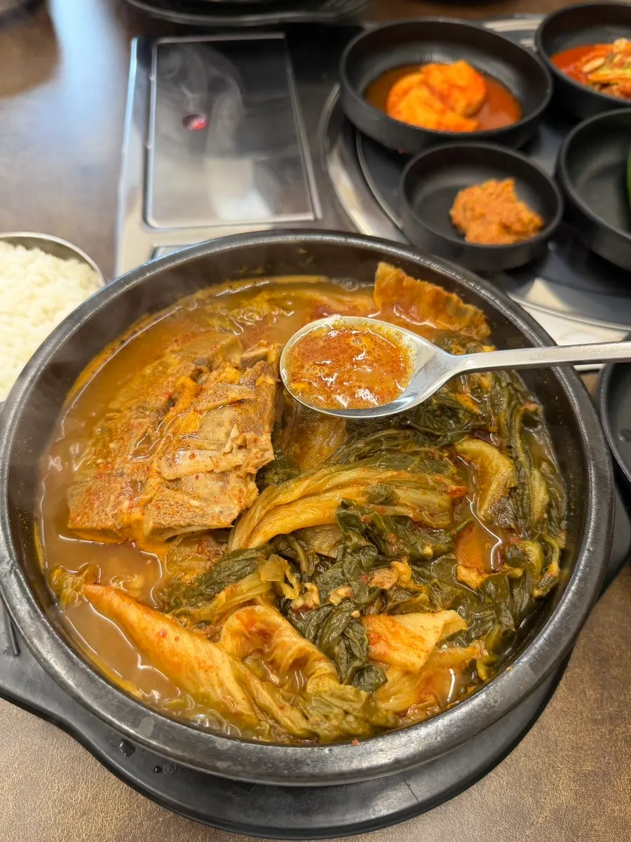 우거지와 뼈고기가 담긴 뚝배기 해장국