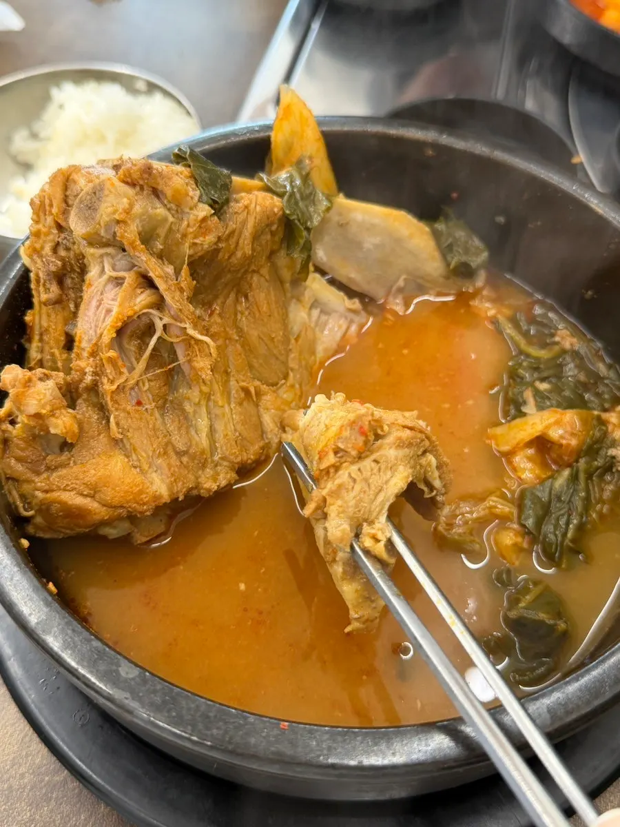 겨자장에 찍은 뼈고기