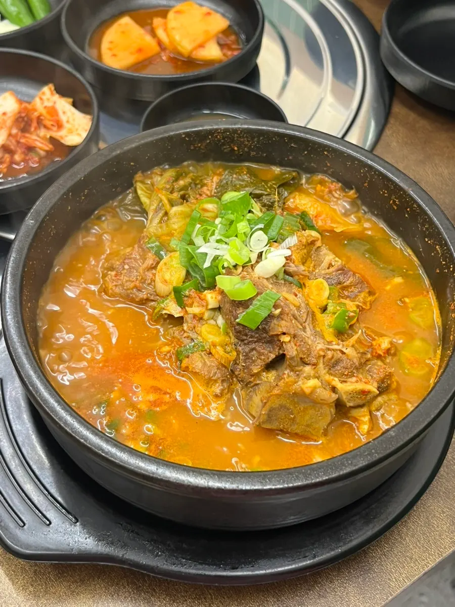 A chopstick's worth of soft ugeoji soaked in broth