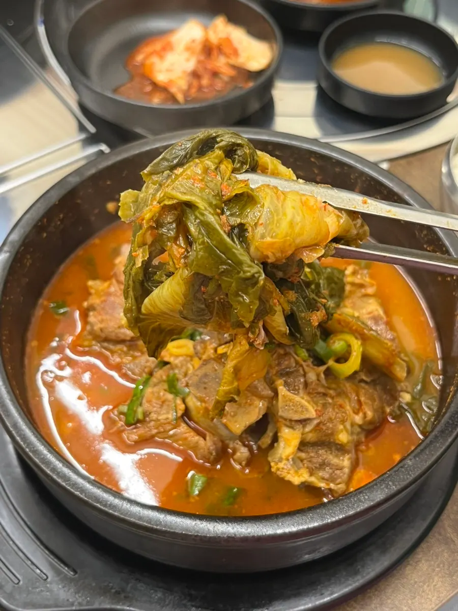 A meal of meat and ugeoji eaten together with rice