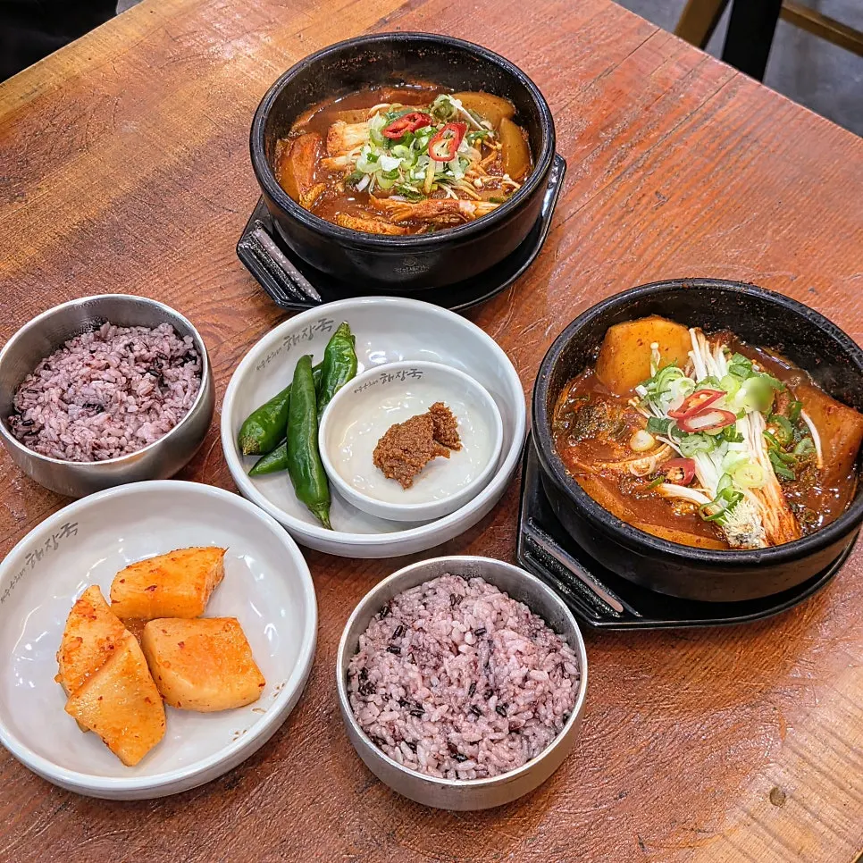 Side dishes of green chili peppers with ssamjang and kkakdugi