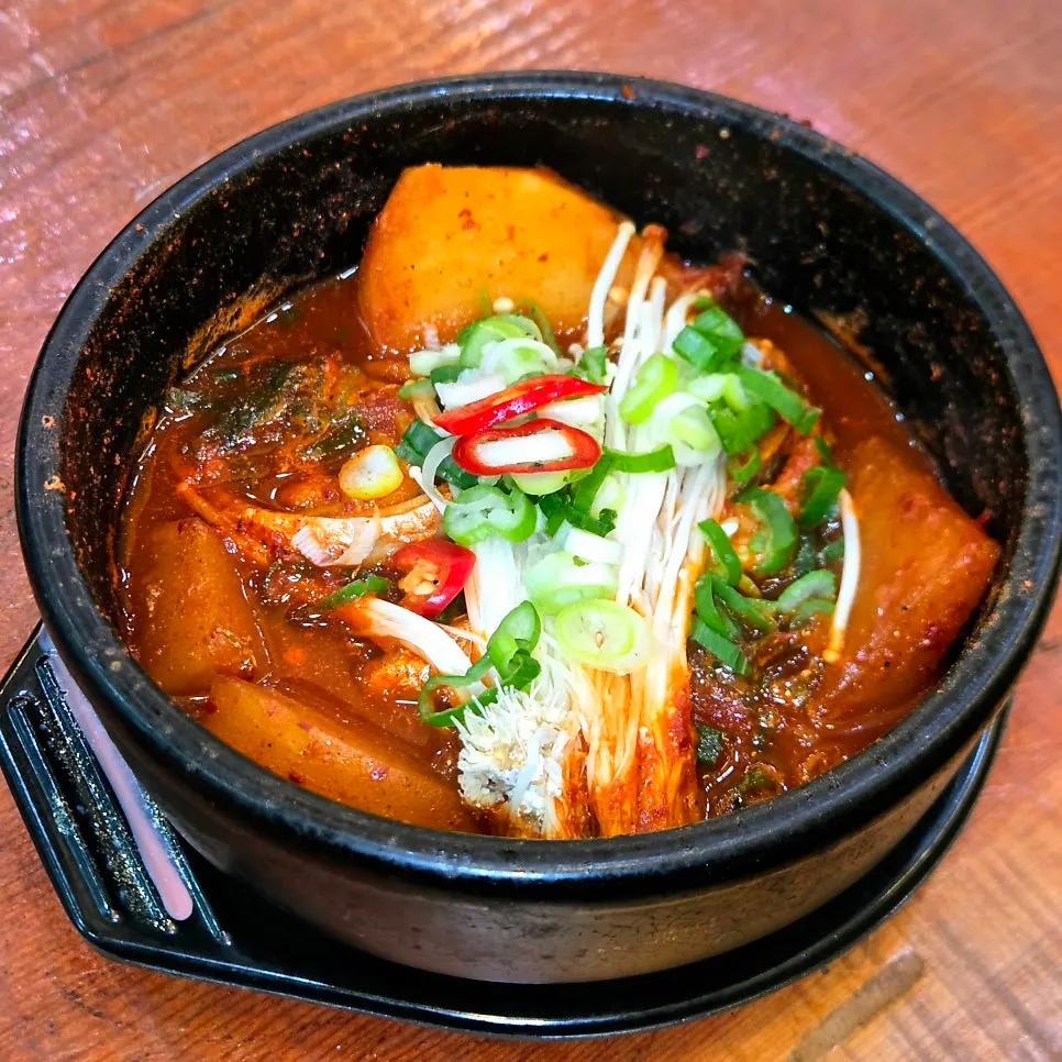 Cutlassfish stew served in individual stone pots, one per person