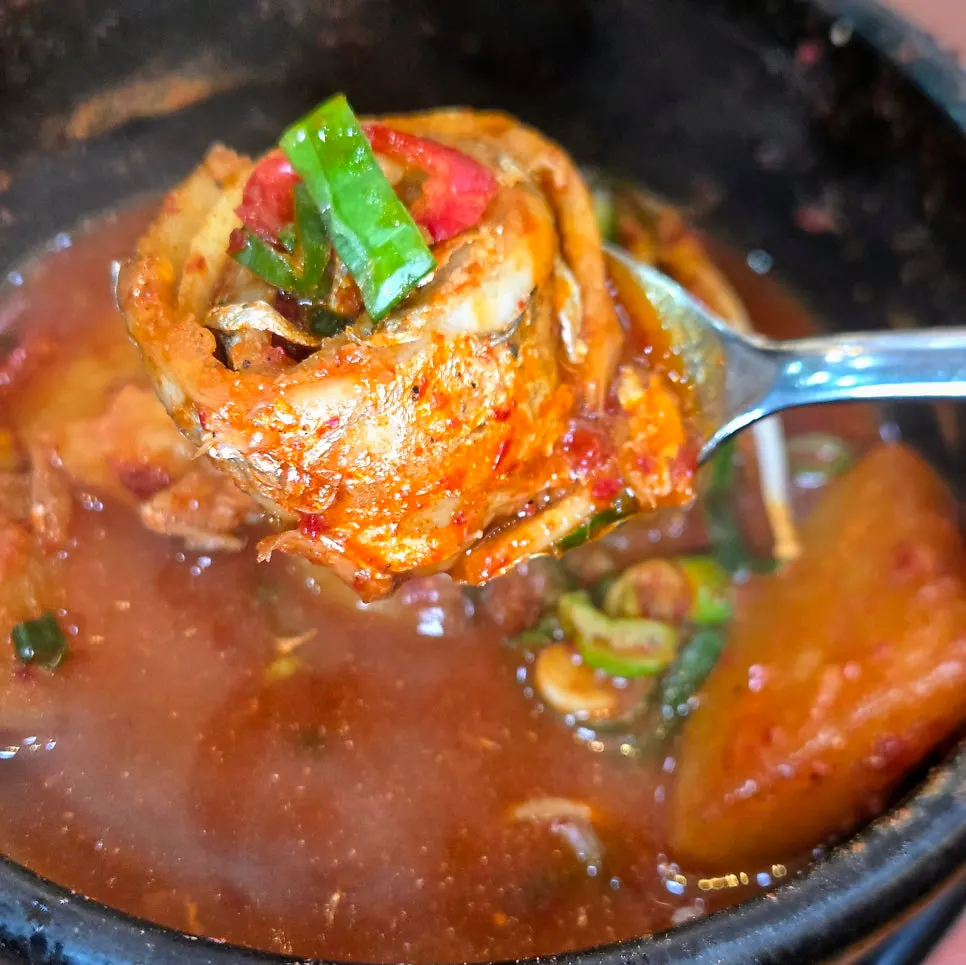 Stone pot of boneless cutlassfish stew with spicy broth