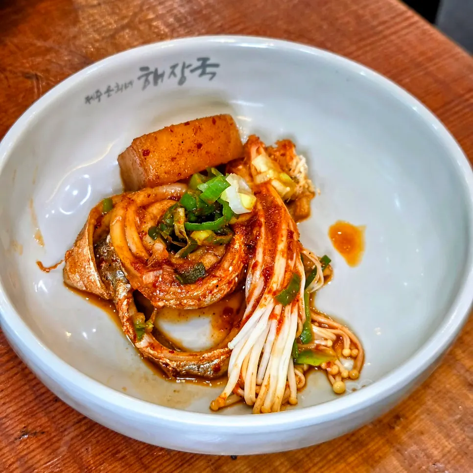 Tender cutlassfish flesh piled on rice