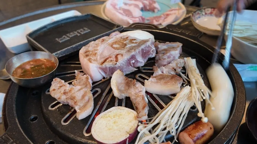 Cast-iron plate with mixed grill meat
