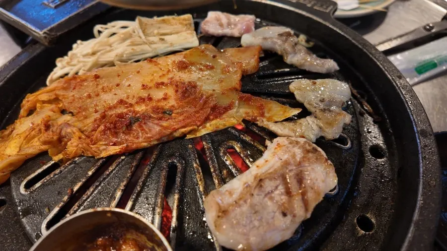 Grilled kkodeulsal with special meat-sauce dip