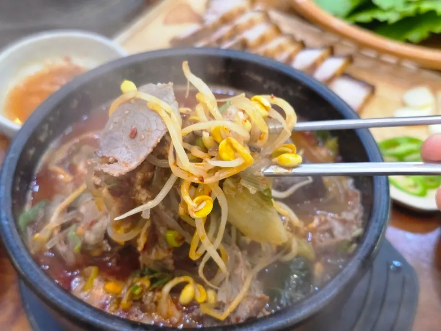 Haejangguk and offal soup compared side by side