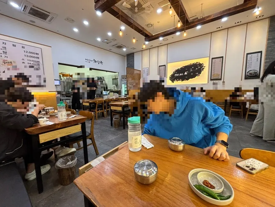깔끔하게 정돈된 해장국집 홀 테이블