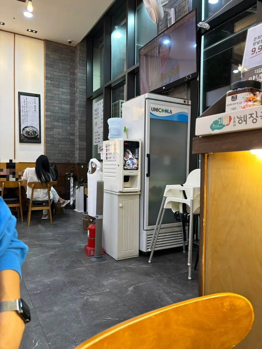 세로로 담은 매장 내부 전경