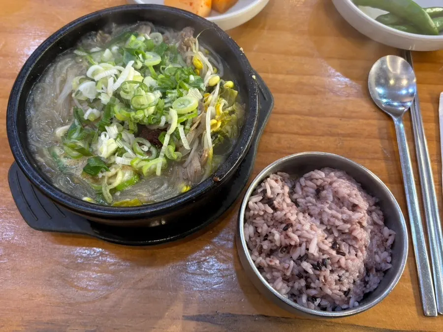 다대기가 올라간 뚝배기 해장국 상차림