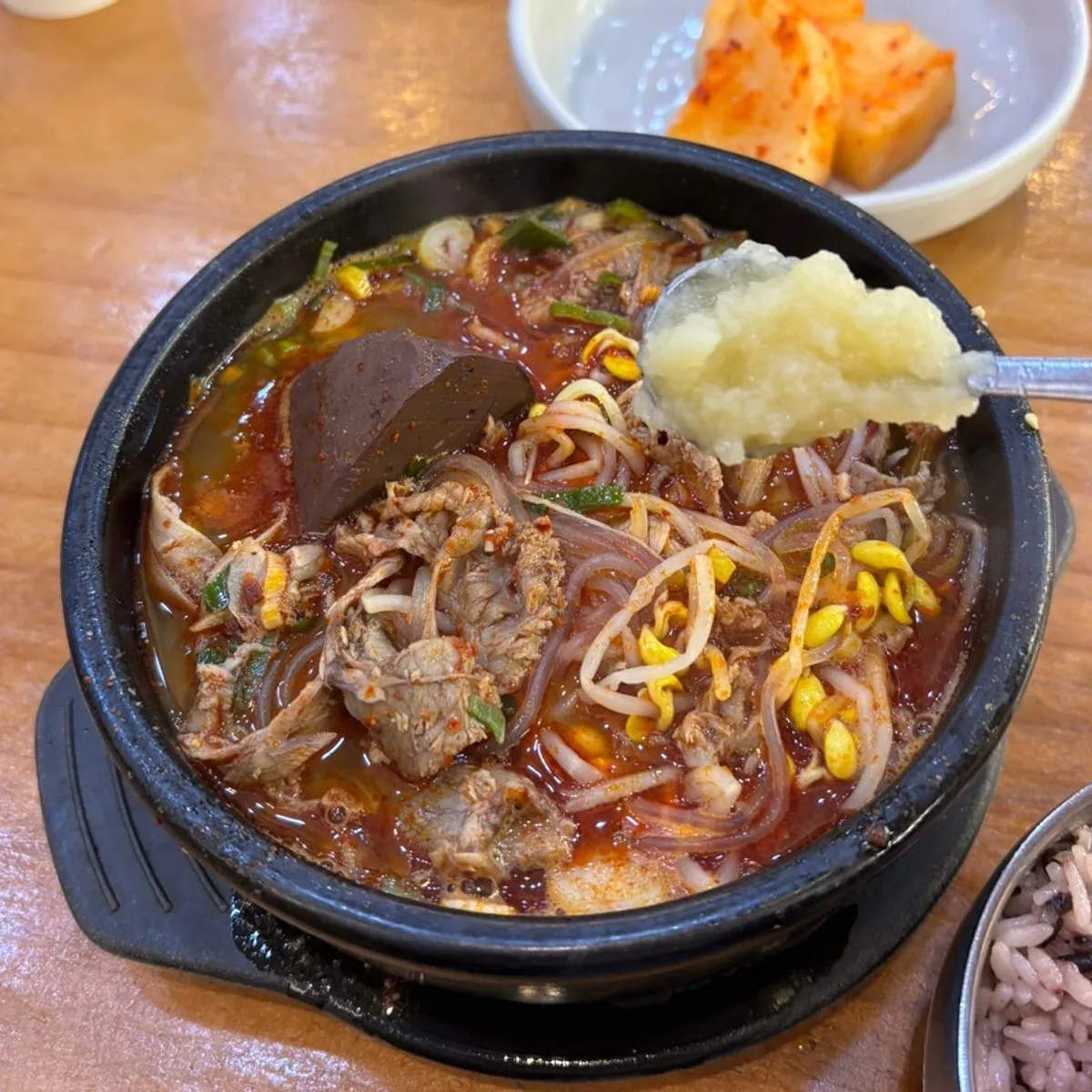 다대기를 섞은 붉은 해장국 국물