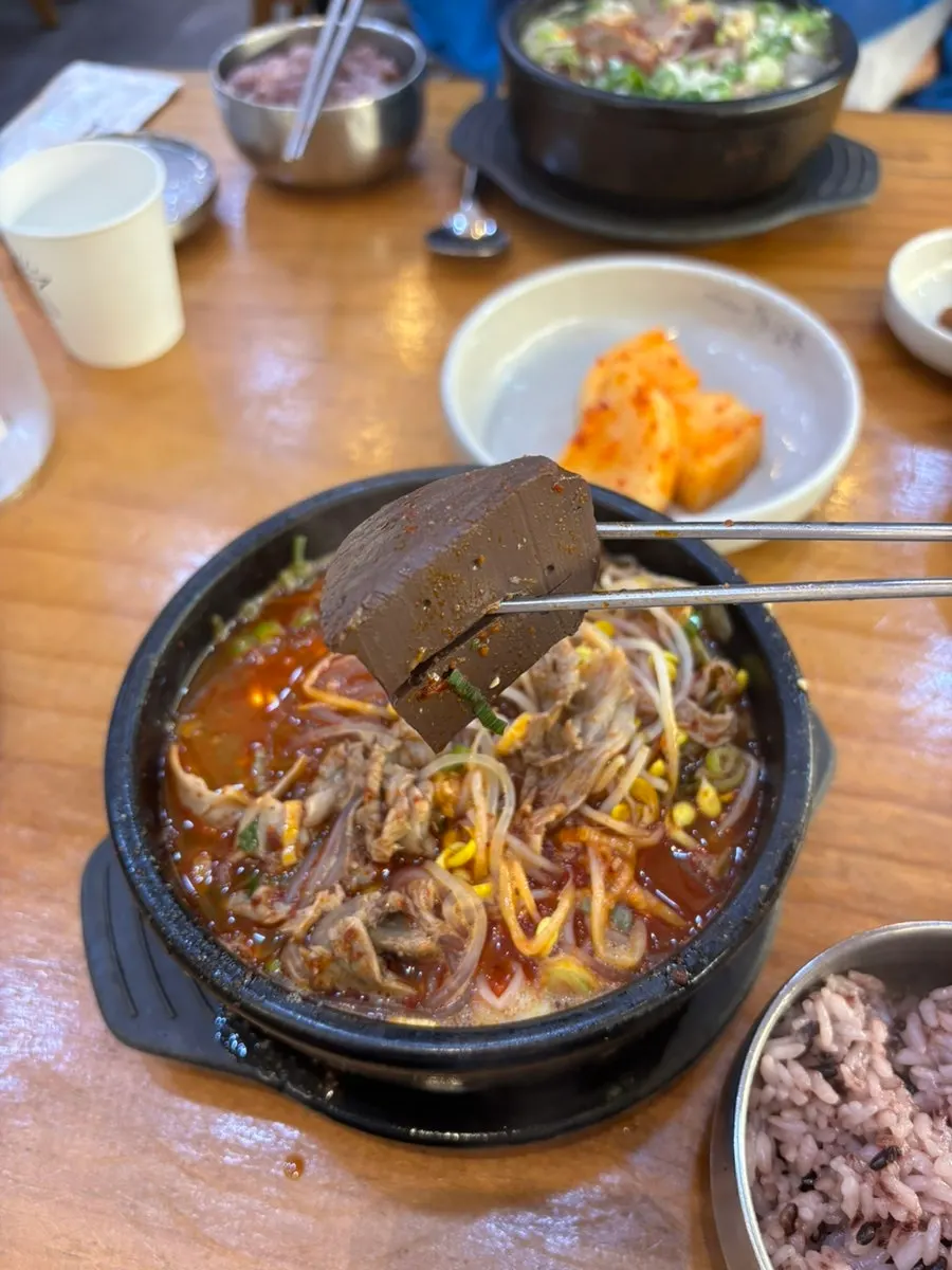 선지와 돼지고기가 푸짐한 해장국 건더기