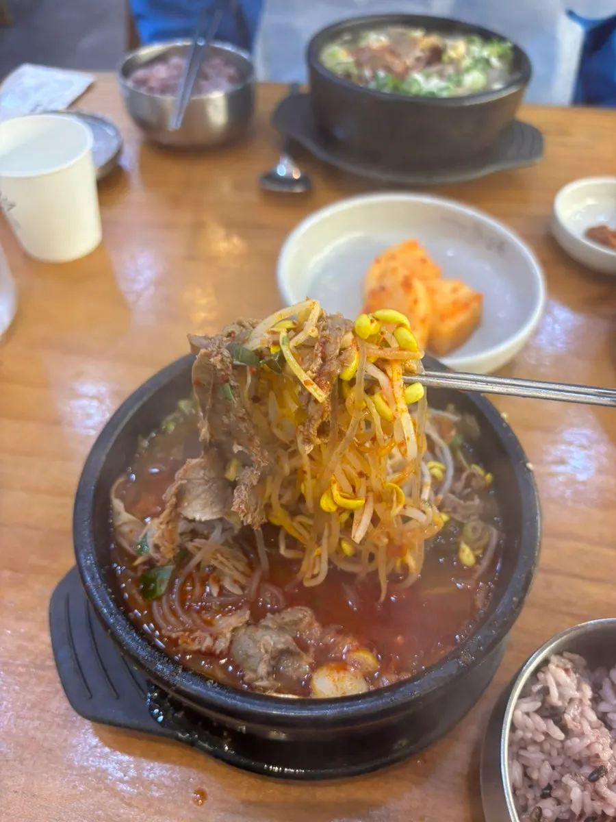 콩나물과 우거지가 가득한 해장국 한 그릇