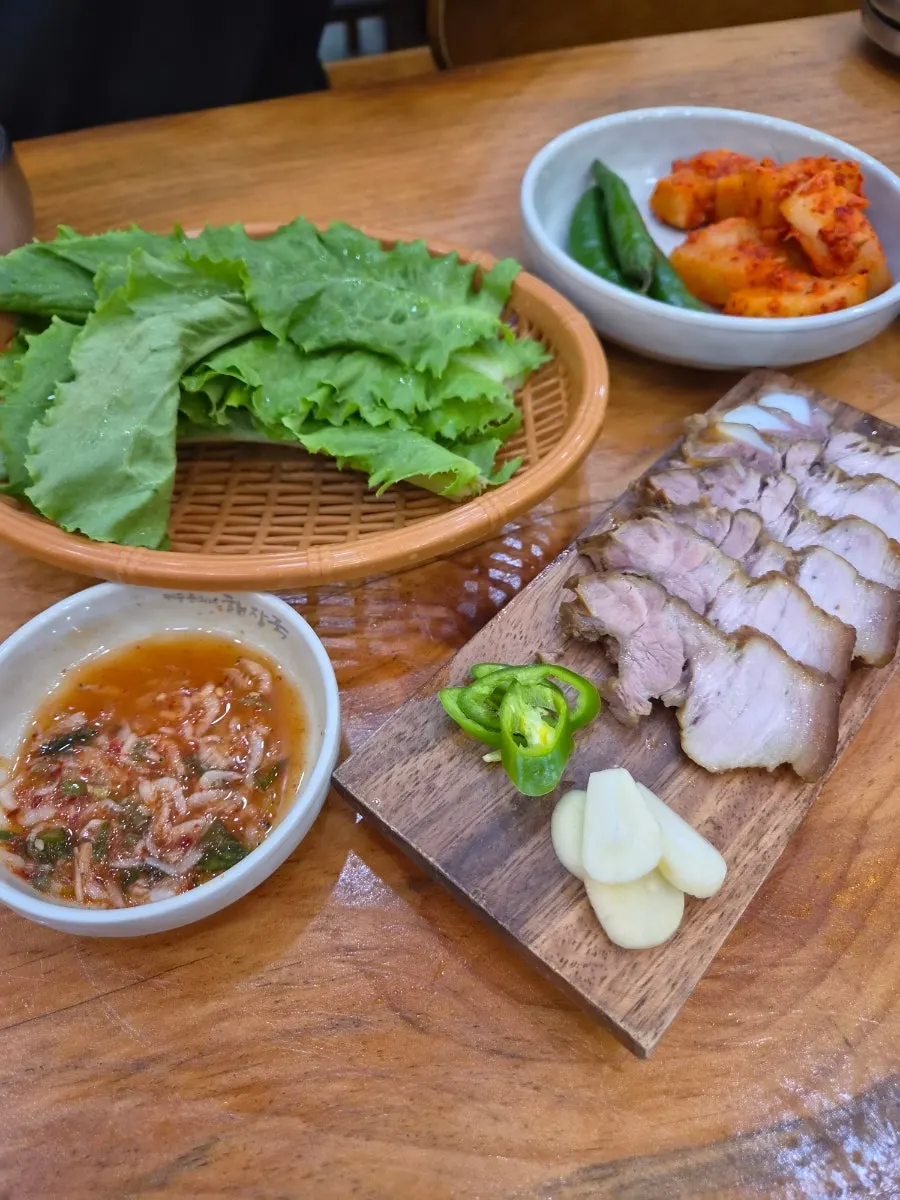 Hallasan soju and dombe pork drinking setup