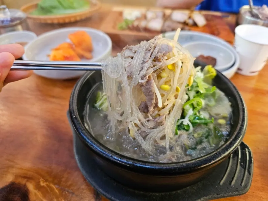 돔베고기와 밥을 함께 놓은 상차림