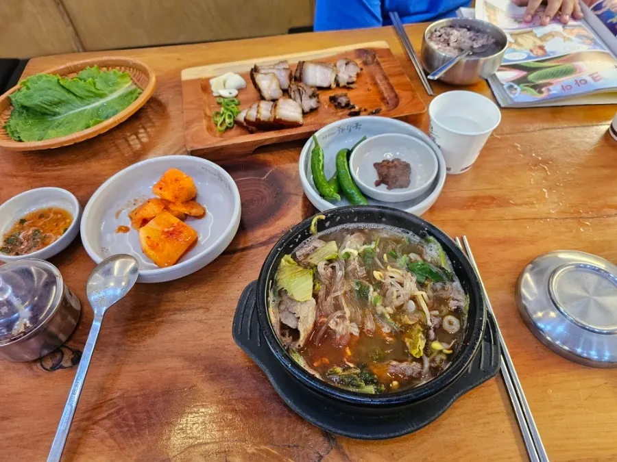 뜨끈한 국물의 해장국 한 그릇