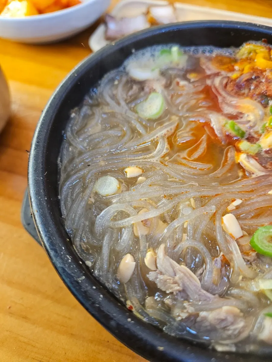 뚝배기에 담겨 나온 선지해장국