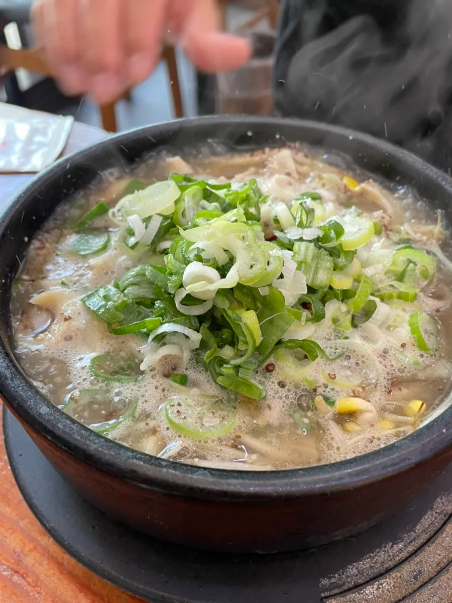 Table with a sign about free rice and broth refills