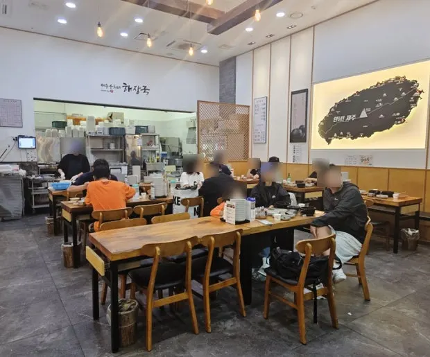 간격이 여유로운 테이블석 좌석