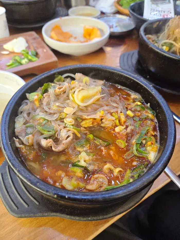콩나물과 선지가 담긴 해장국 뚝배기