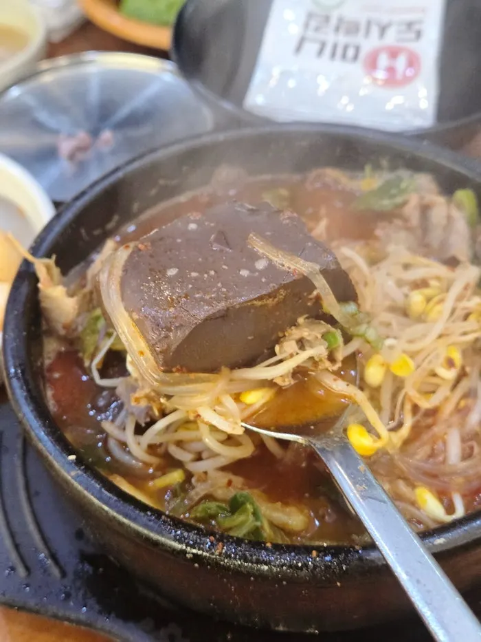 김이 오르는 해장국 국물 클로즈업
