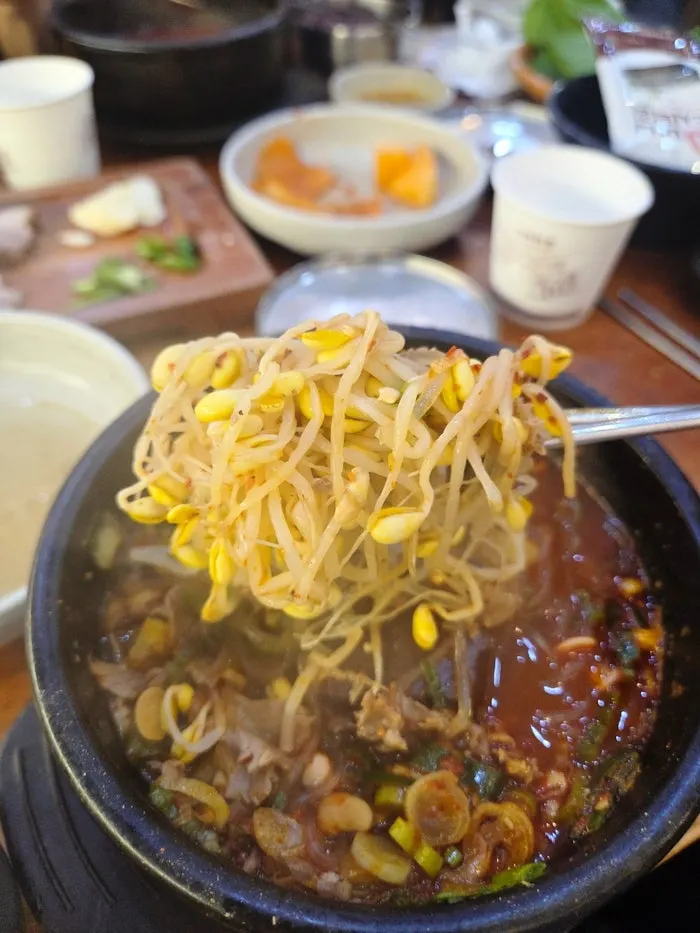 콩나물 건져 올린 개운한 해장국