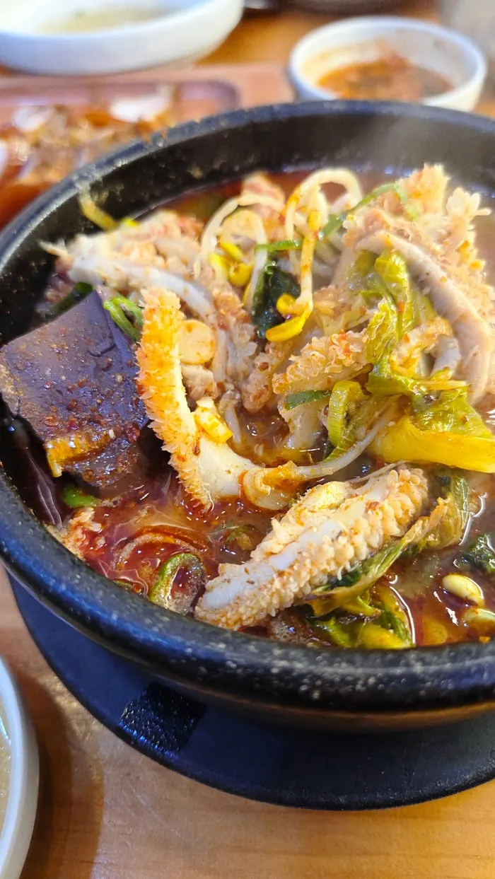 내장이 푸짐하게 들어간 내장탕